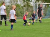 Laatste training S.K.N.W.K. JO7-1 van seizoen 2022-2023 (partijtje tegen de ouders) (89/130)